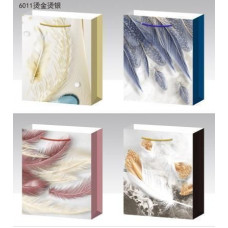 Dāvanu maisiņš 18 23 10cm spalvas